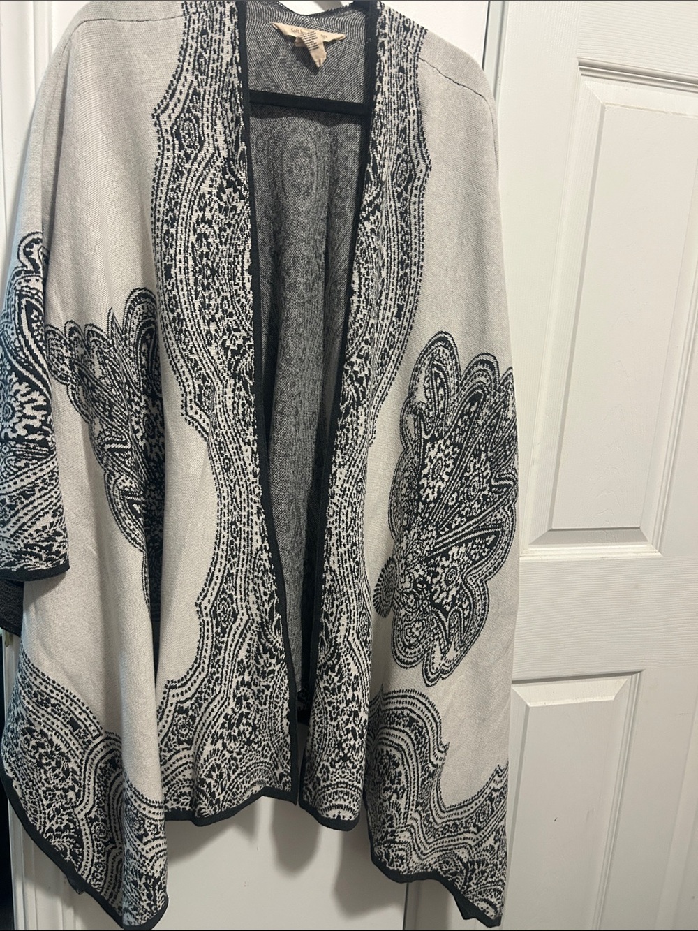 Soft Surroundings Black & Cream Patterned Open-Front Cape